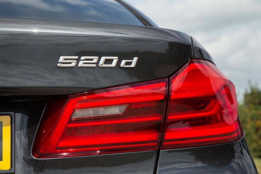 Логотип BMW 520d Sedan M Sport 2017 года  (UK) (фото 34 из 40)